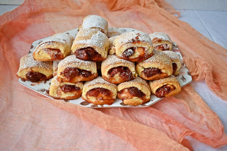 Cytrynowe ciasteczka z domowym dżemem truskawkowym