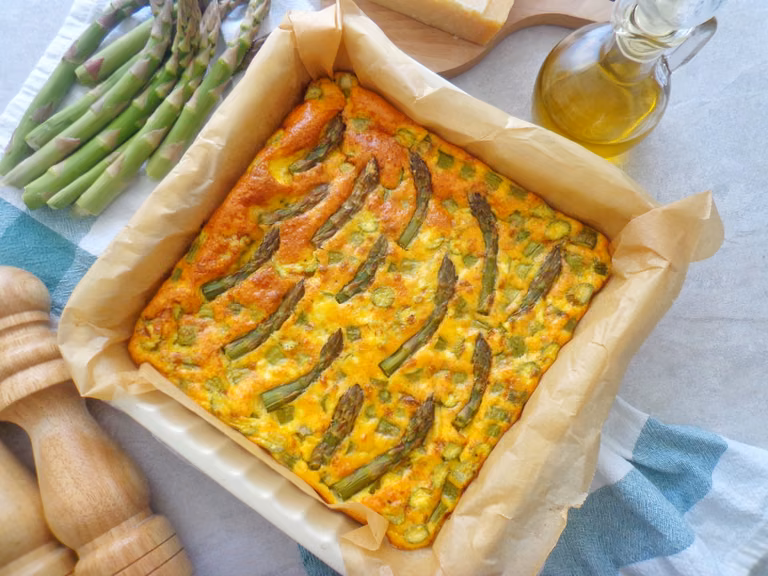 Pieczona frittata ze szparagami