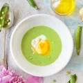 Zupa krem z zielonego groszku z jajkiem w koszulce
