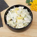 Sałatka z tortellini, porem i ananasem