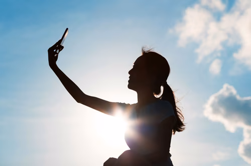 Selfie w słońcu? Moda, która może Cię kosztować wzrok!