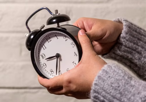 Zmiana czasu z letniego na zimowy tuż tuż! Ci pracownicy otrzymają wyższe wynagrodzenie!