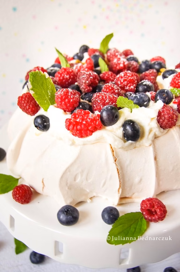 Beza Pavlova z malinami i borówkami