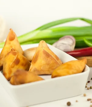 Indyjskie pierożki z batatem i mięsem z rosołu