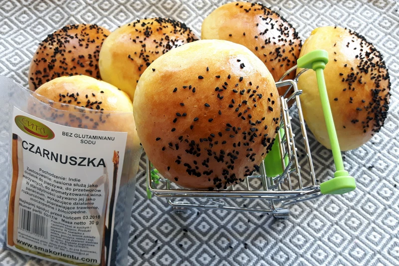 DOMOWE BUŁKI Z CZARNUSZKĄ