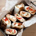 Tortilla z hummusem, warzywami i fetą