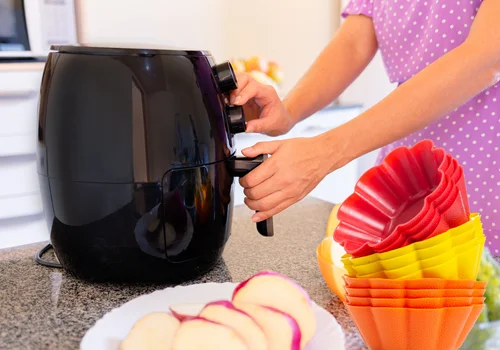 Bez tych akcesoriów tracisz połowę możliwości airfryera! Zobacz, co warto kupić