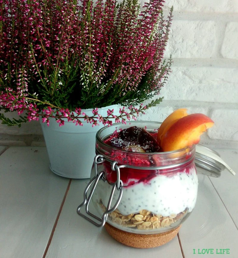 Granola z jogurtem i nasionami chia