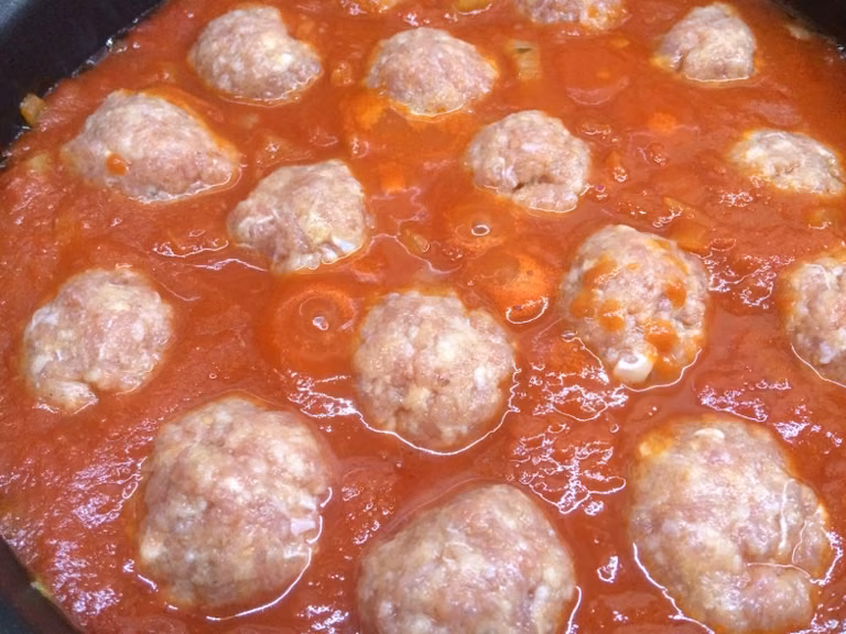 Hit dla dzieci! Klopsiki z kurczaka z parmezanem w sosie pomidorowym
