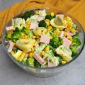 Sałatka brokułowa z tortellini i szynką