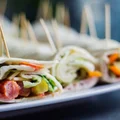 Koreczki tortilla z kabanosem