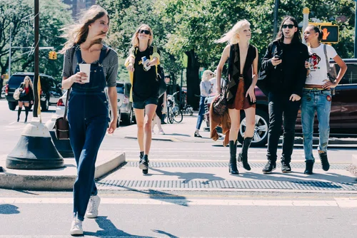 Street style inspiracje: jak nosić klasyki z lat ‘90 ?