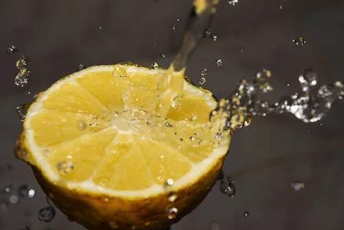 10 powodów dla których warto pić ciepłą wodę z cytryną o poranku
