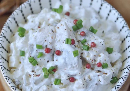 Śledzie w śmietanie z jabłkiem i kiszonymi ogórkami