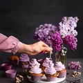 Muffiny z jagodami i kremem jagodowym
