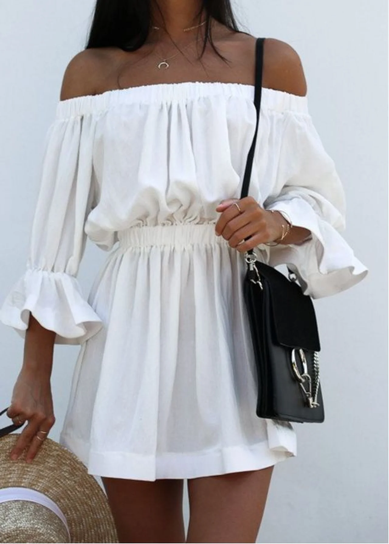 Biała sukienka z odkrytymi ramionami