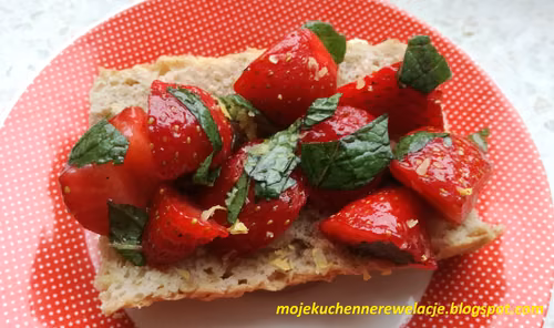 Bruschetta z truskawkami i miętą