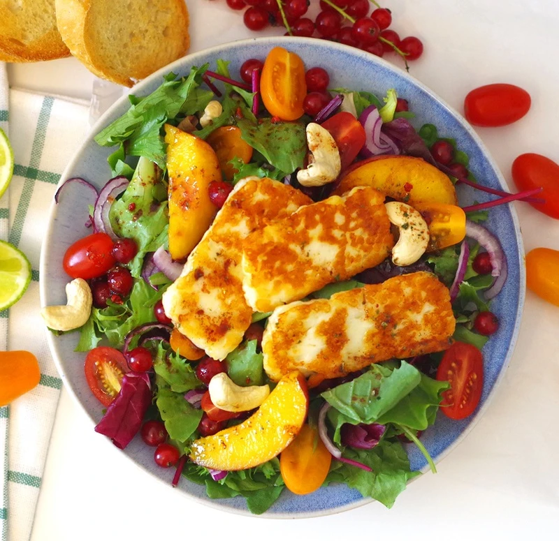 Sałatka z halloumi i porzeczkami