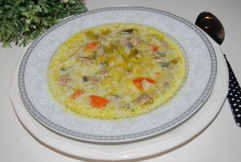 Zupa porowa z miesem mielonym