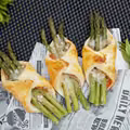 Bukiet szparagów z prosciutto i parmezanem w cieście francuskim