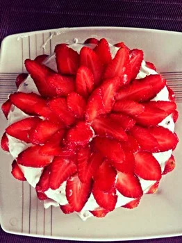 Tort czekoladowy z truskawkami