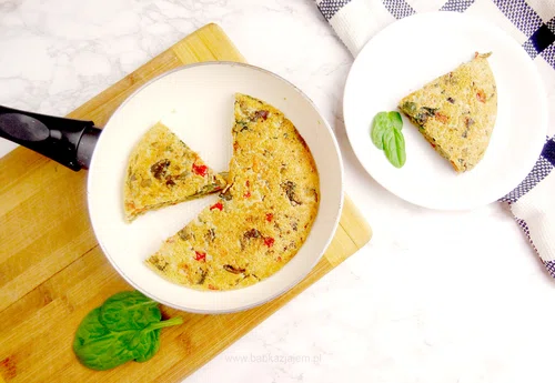 Omlet warzywny ze szpinakiem, pieczarkami, papryką i pomidorkami koktajlowymi