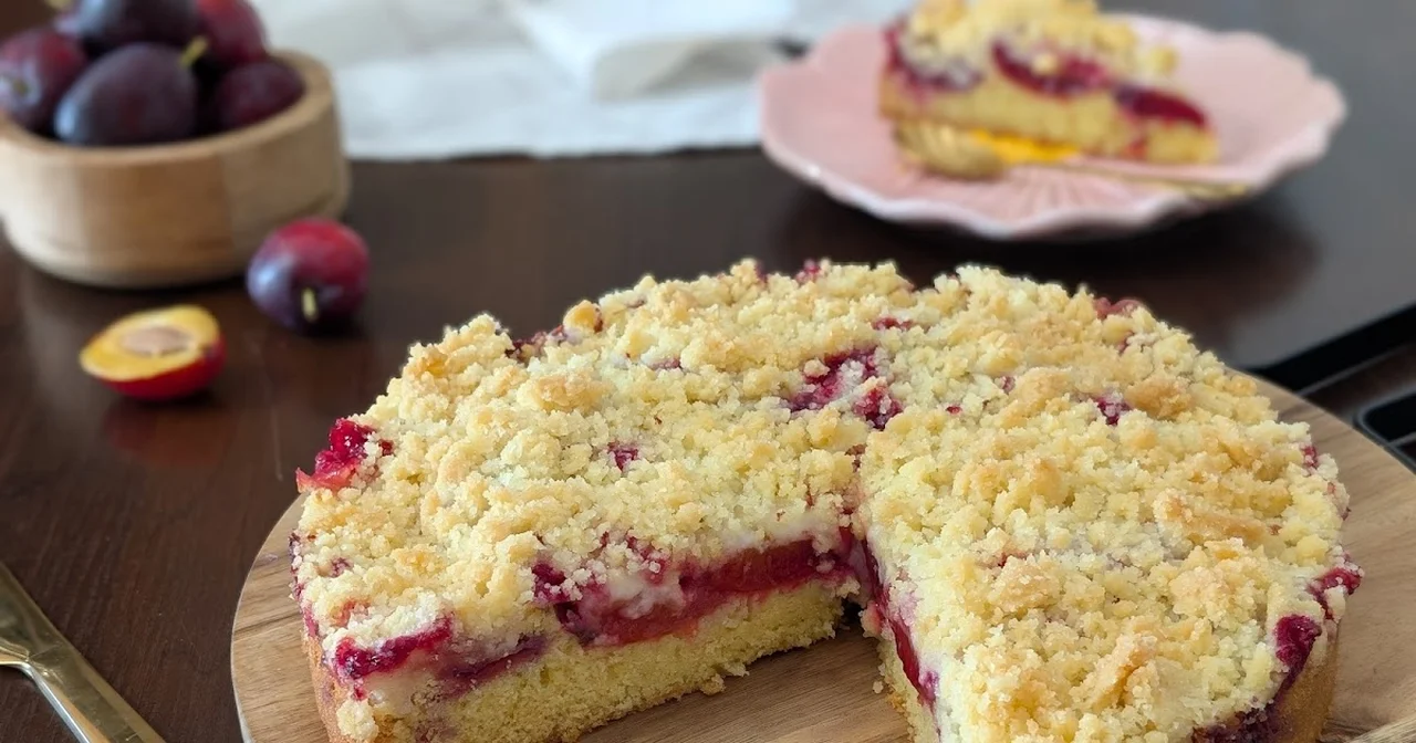 Ciasto ucierane ze śliwkami i dużą ilością kruszonki.