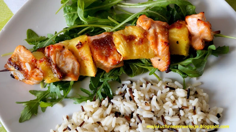 Szaszłyki z łososia i ananasa z dzikim ryżem na rukoli - 418 kcal