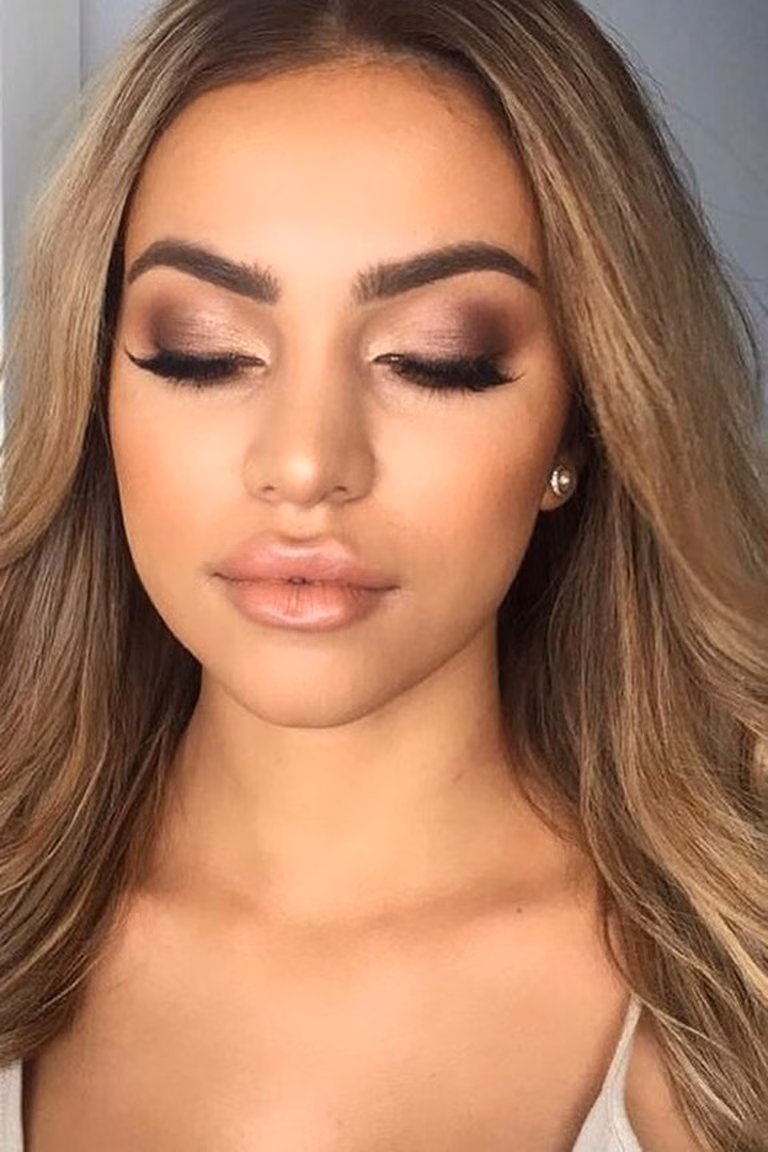Delikatne smokey eye z różem