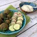Zielony falafel z bobu, zielonej soczewicy i kaszy jaglanej z sosem tahini