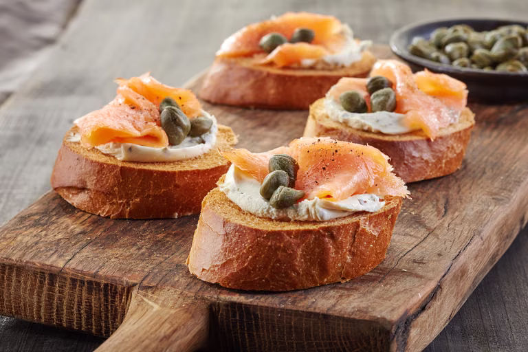 Bruschetta z wędzonym łososiem