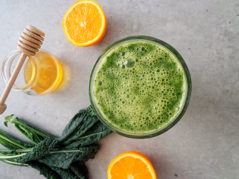 Zielony koktajl z jarmużem, bananem i pomarańczą (Smoothie verde con cavolo verde, banana e arancia)