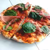 Pizza razowa z szynką parmeńską