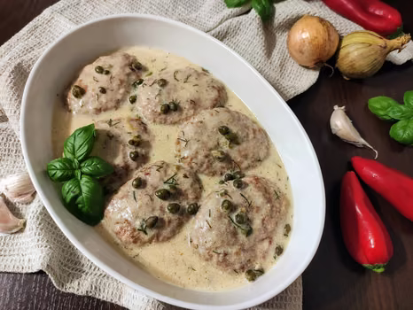 Mielone w jasnym sosie z kaparami.