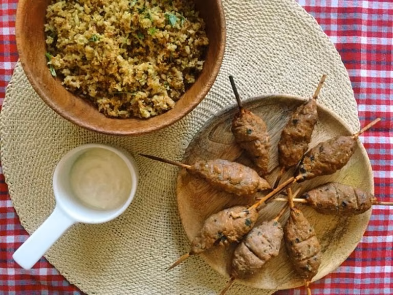 Domowy shish kebab z kuskusem z kalafiora