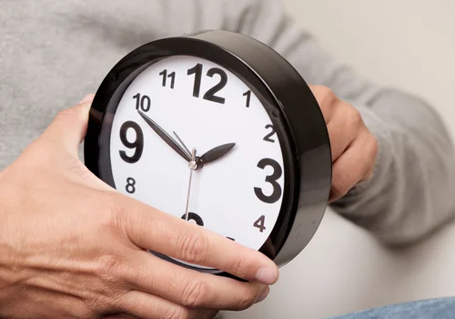 Będziemy spać o godzinę krócej! Kiedy zmiana czasu z zimowego na letni 2025?