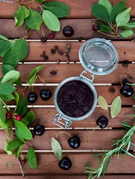 Pikantny chutney z czereśni z rozmarynem