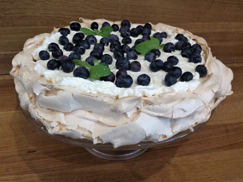 TORT BEZOWY PAVLOVA