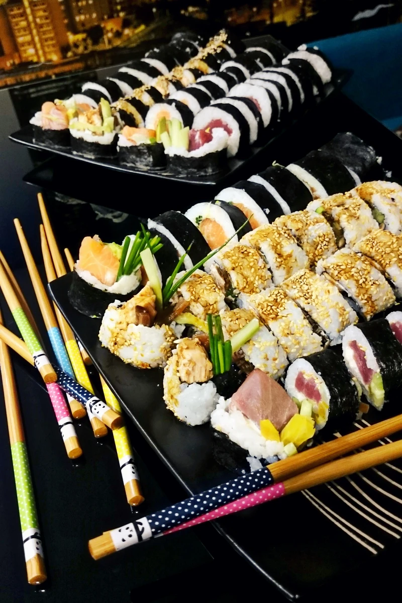 futomaki i uramaki z tuńczykiem i łososiem