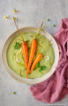 Hummus z pietruszki z karmelizowanymi marchewkami