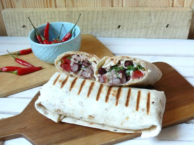 SZYBKIE WRAPY Z TUŃCZYKIEM I FASOLĄ