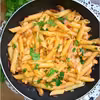 Penne z kurczakiem w sosie śmietanowo-pomidorowym z papryką i bazylią