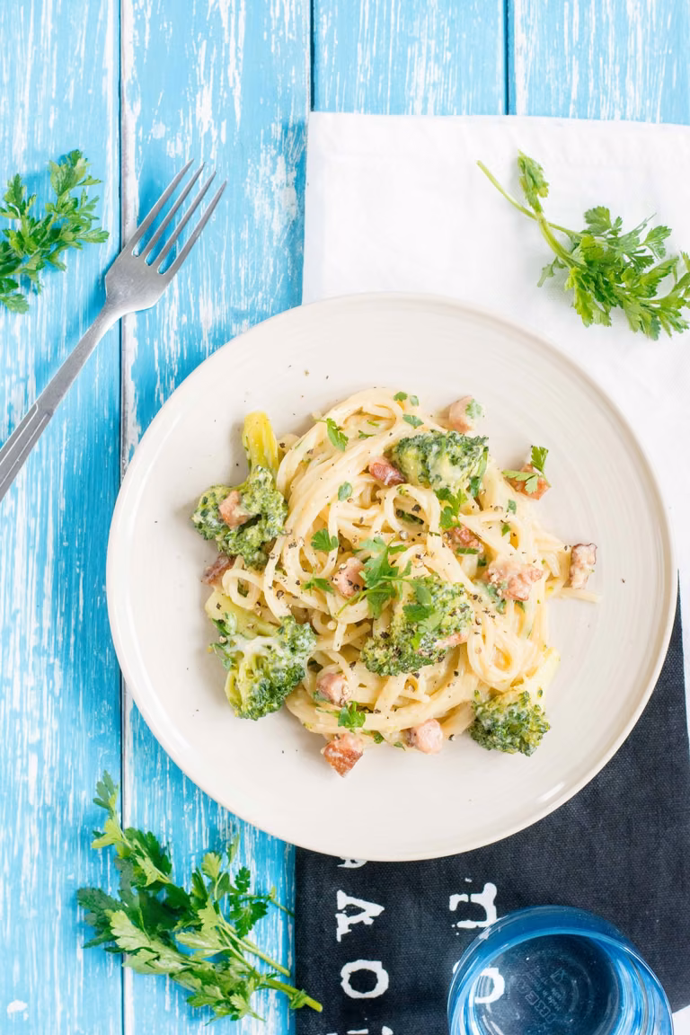 Spaghetti carbonara z brokułem i mozzarellą