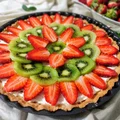 Tarta z kremem mascarpone i owocami.