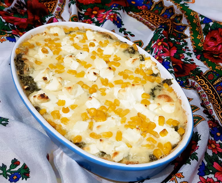 Zapiekanka makaronowa ze szpinakiem, fetą, serem żółtym i kukurydzą