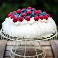 Tort bezowy z owocami lata (Pavlova)