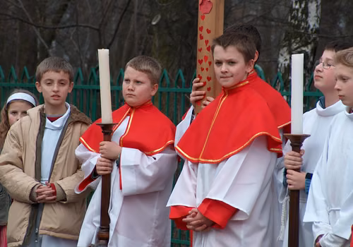 Ile zarabiają ministranci na kolędzie? Od kilku złotych do małej fortuny!