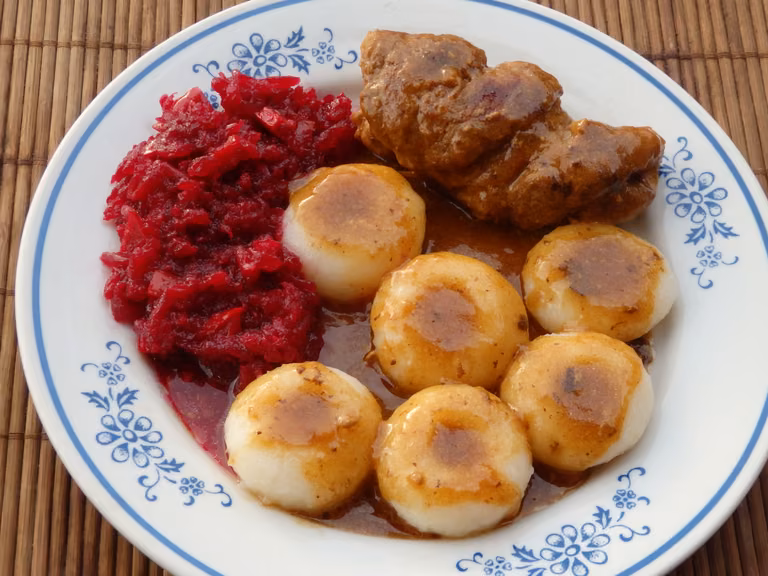 Roladki z karkówki z ogórkiem i papryką