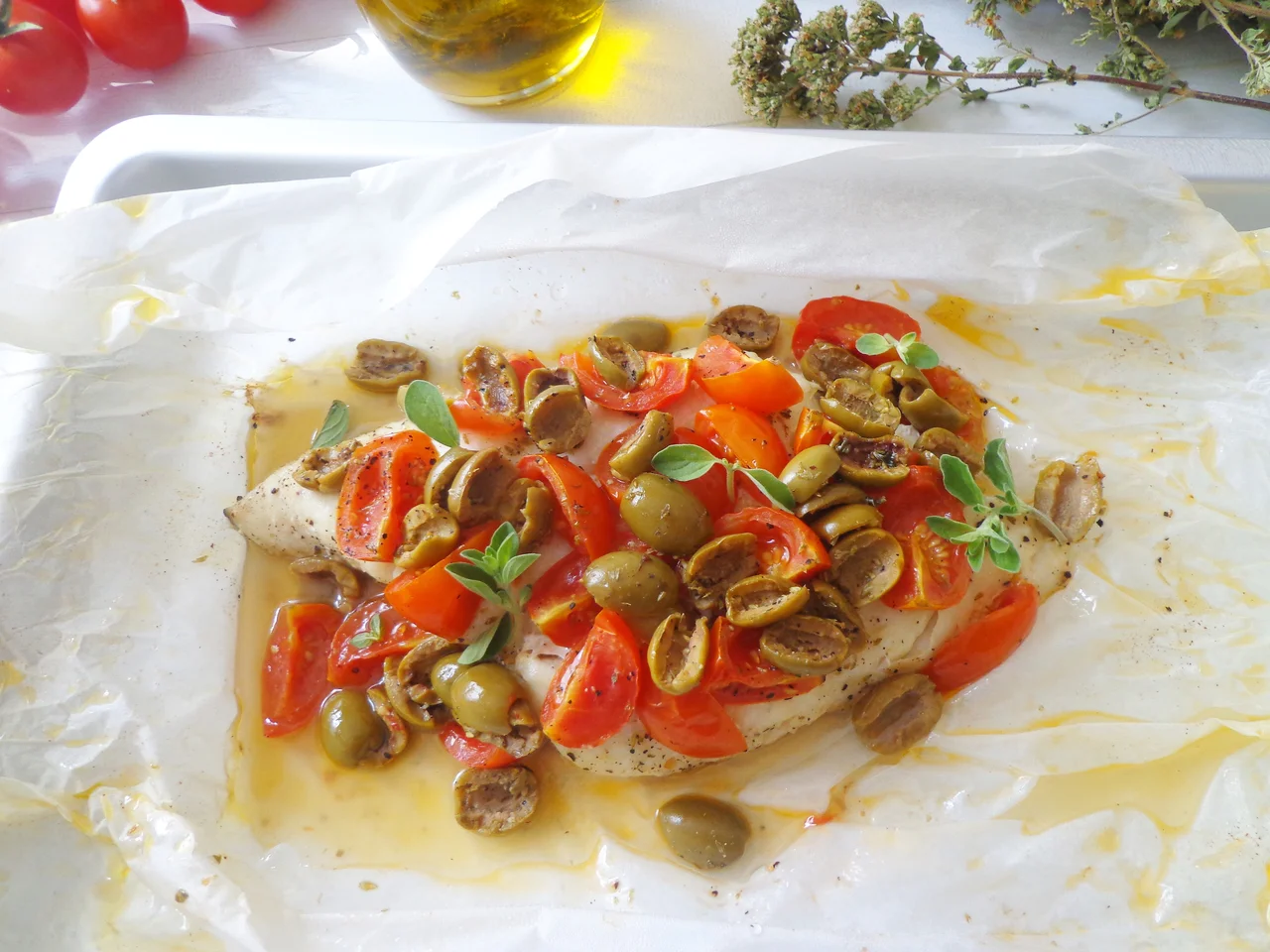 Morszczuk pieczony w pergaminie z pomidorkami i oliwkami