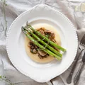 Grillowane szparagi z tofu, sosem pieczarkowym i polentą